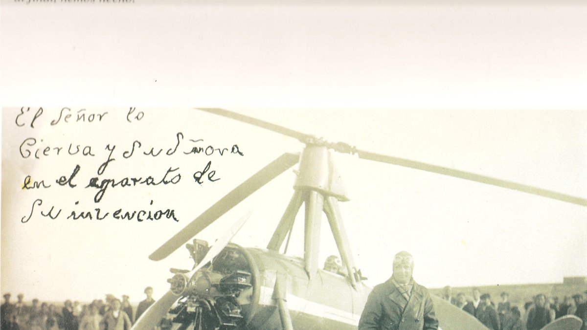 Juan de la Cierva con su gabardina, en La Espesura, entre Garrucha y Vera, y al fondo el público expectante que acudió en romería al ver aterriza