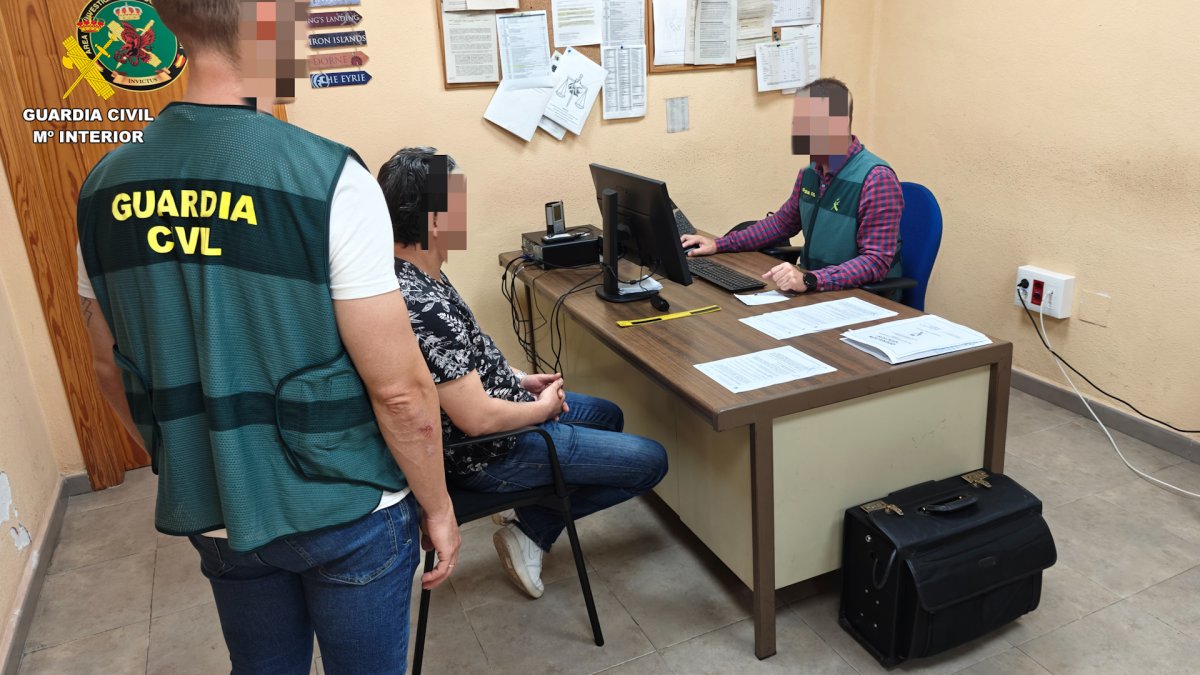 Uno de los detenidos en la operación \'Ofictus\' ante agentes de la Guardia Civil.