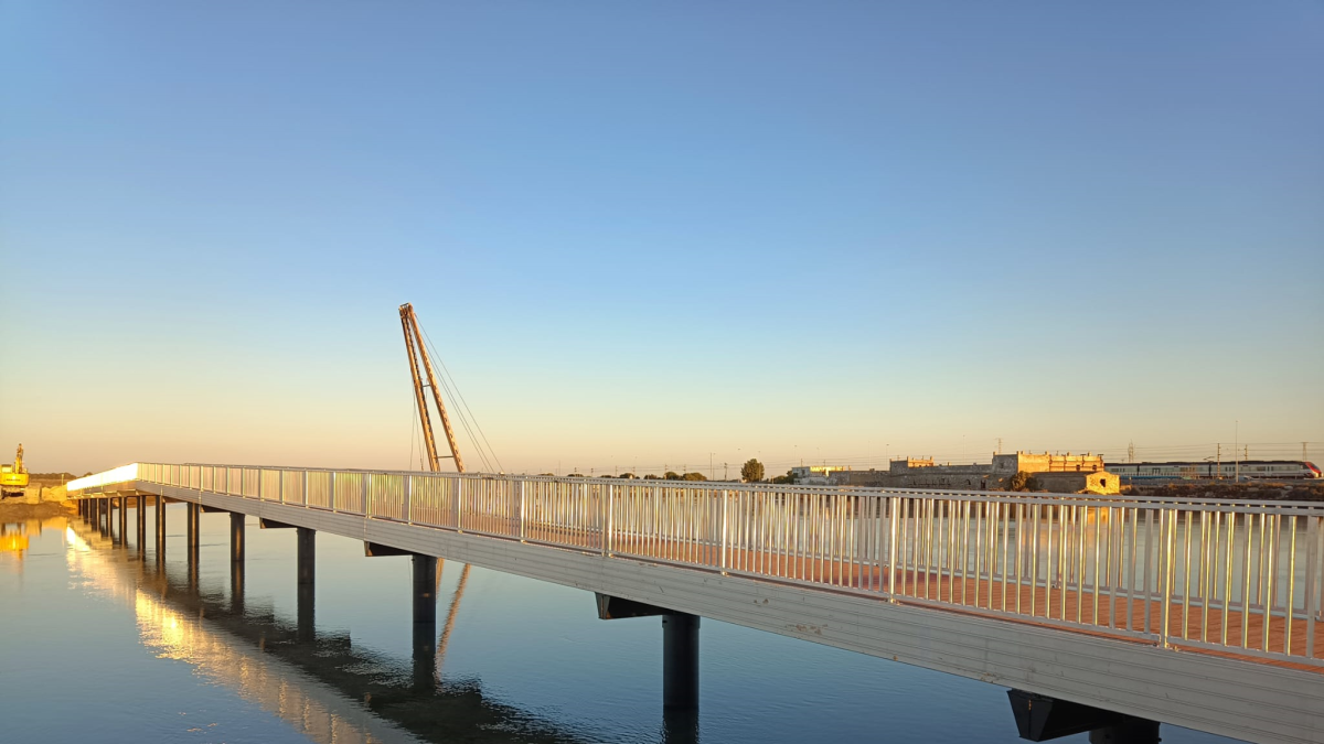 Pasarela de aluminio sobre el río Arillo en Cádiz.