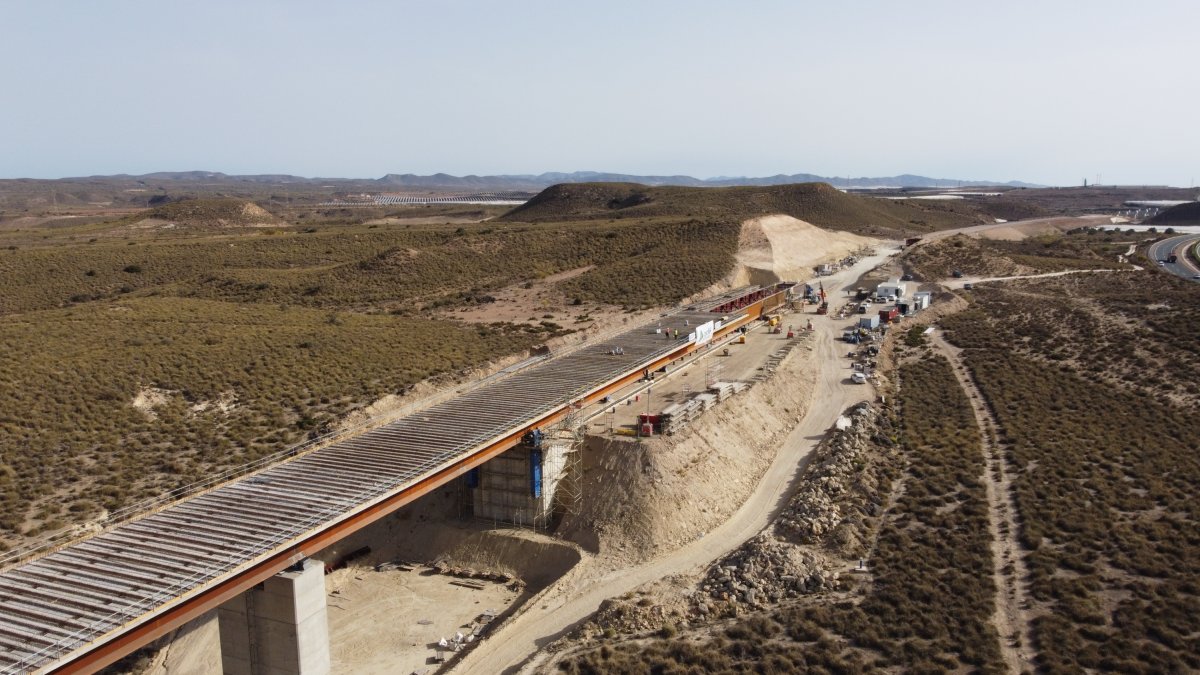 Trabajadores terminan la jornada laboral en las obras del AVE. /CLV