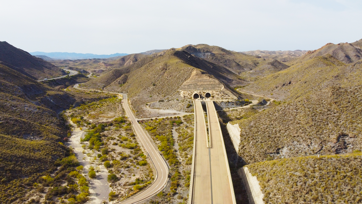 El AVE a su paso por Peñas Negras. /CLV