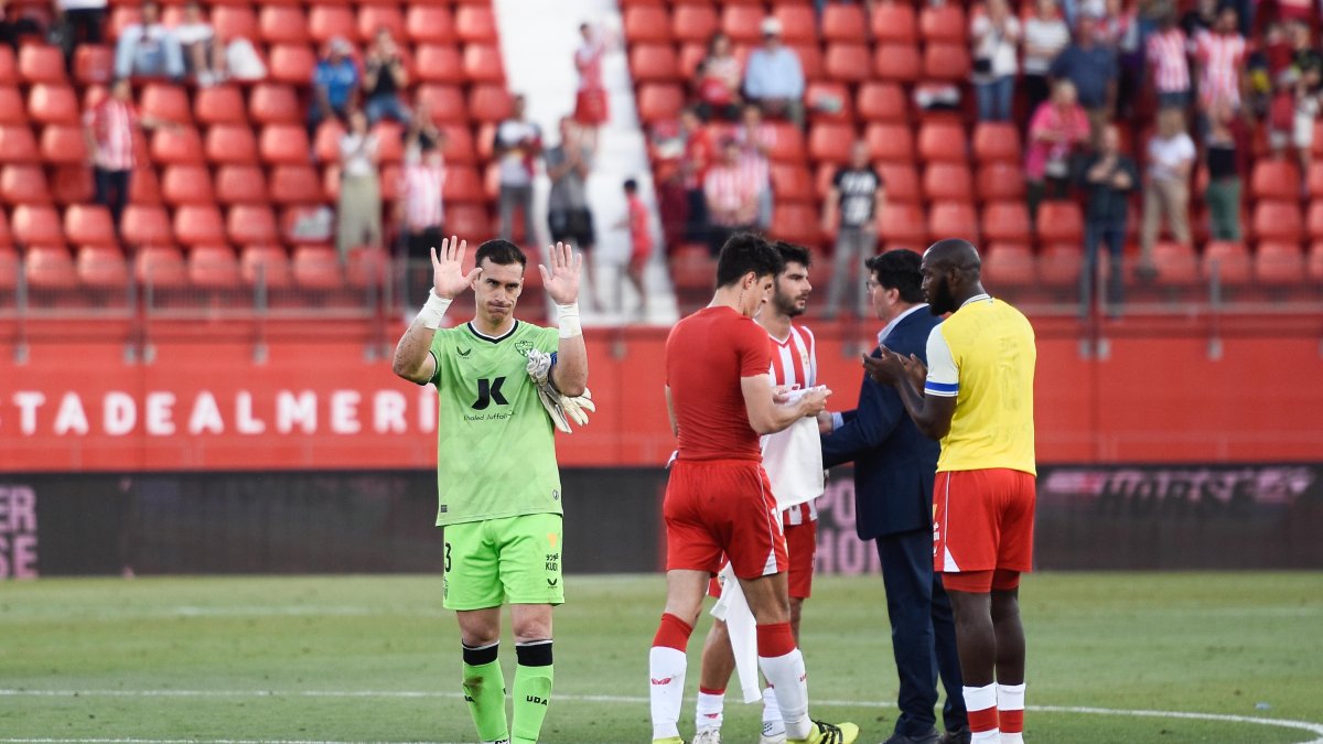 Fernando no se ha despedido de la afición del Almería.
