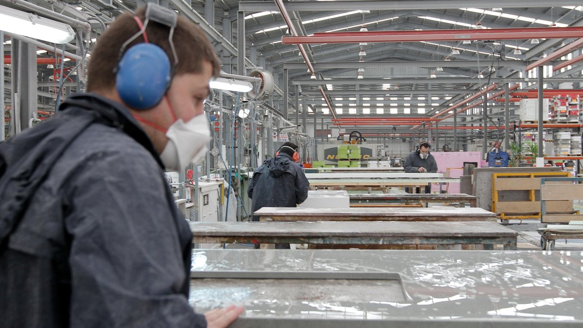 El paro ha bajado como consecuencia del incremento de la actividad económica en Almería.