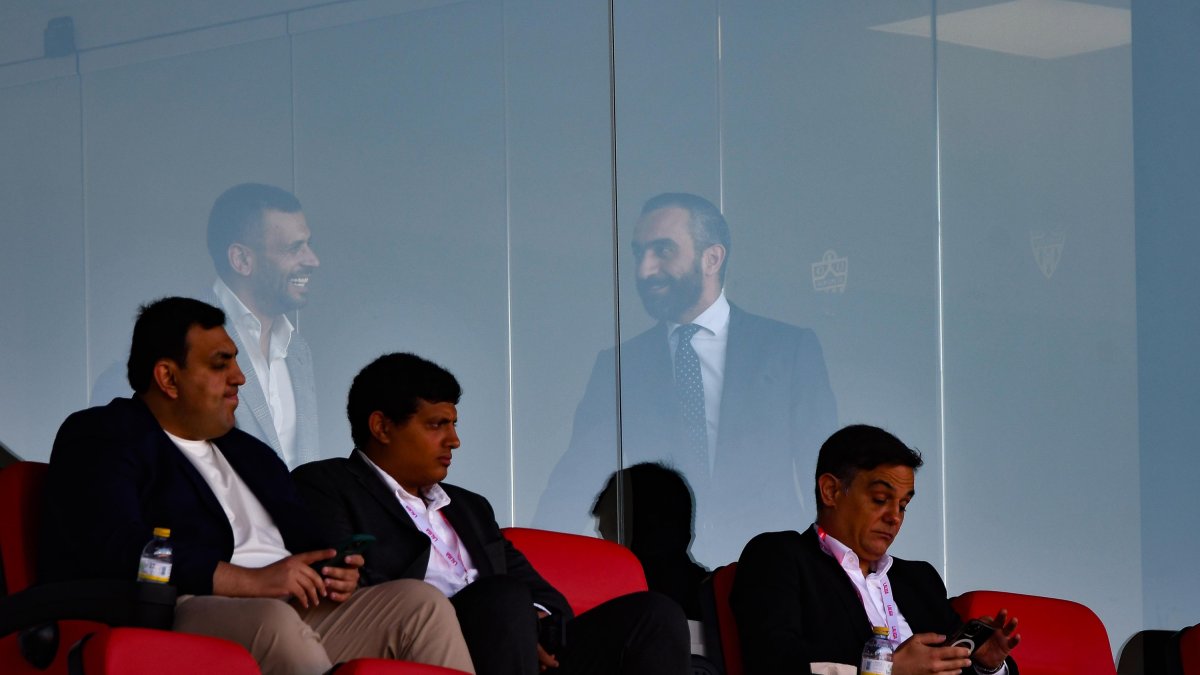 Los hombres de Turki en el palco del Estadio de los Juegos Mediterráneos donde se habla de todo, pero sobre todo del futuro del Almería en Segunda