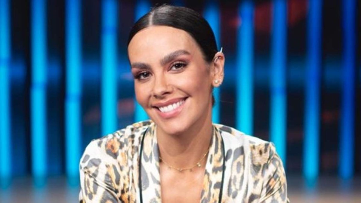 Cristina Pedroche posa con sus cejas laminadas.