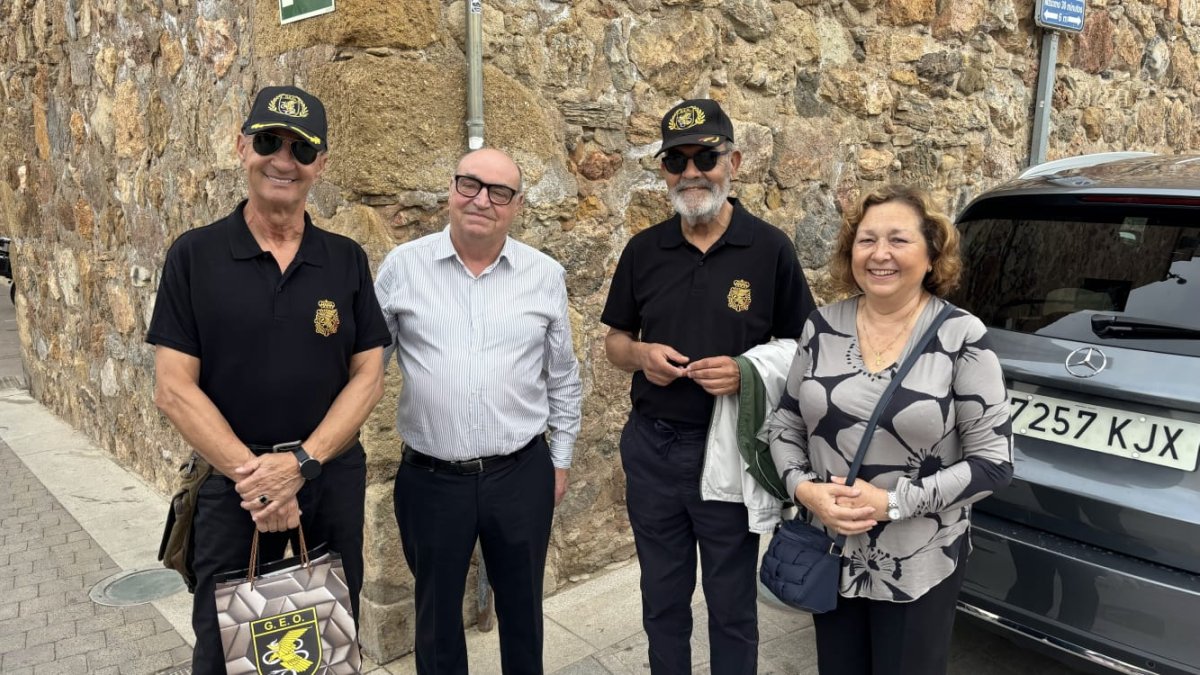 Arturo Hidalgo junto a Ángel Valero, su mujer y otro compañero en su visita a Mojácar.