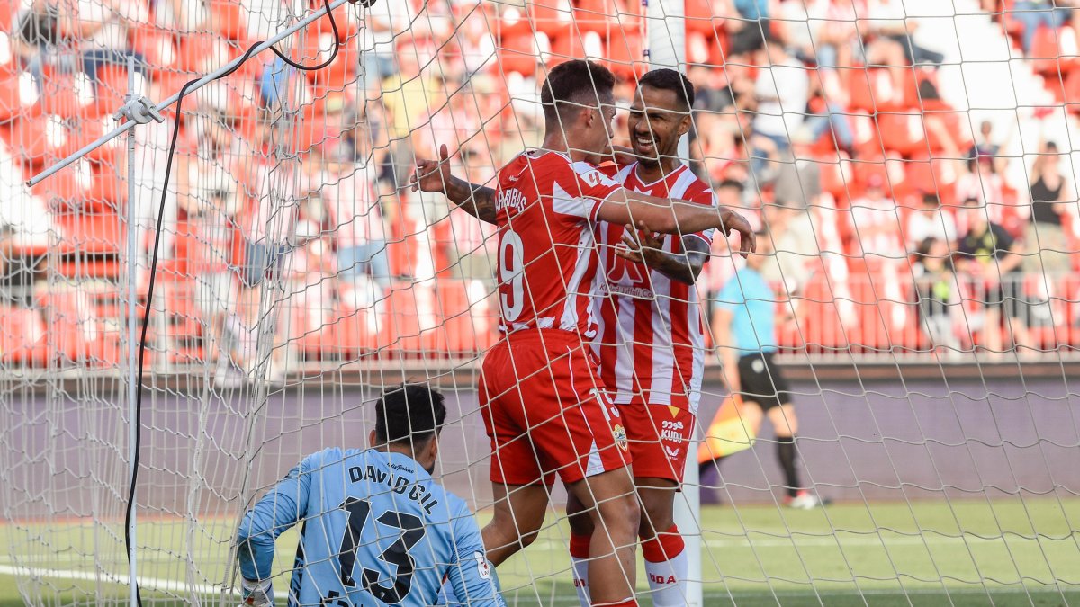 A Jonathan Viera se le ve feliz en Almería.