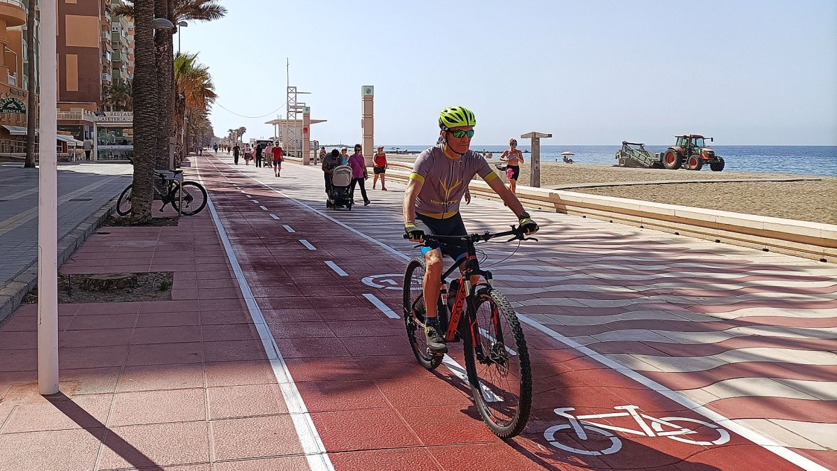 Un ciclista usando el nuevo carril bici del Paseo Marítimo en la mañana de este miércoles.