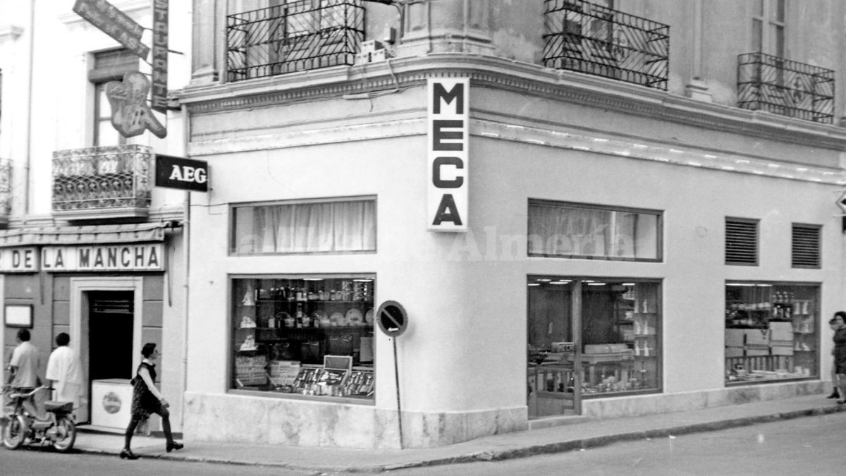 En el número 1 de la calle Ricardos, en la esquina con la calle de Gómez Ulla, se instaló en los años 70 la tienda de Meca. Abril de 1973.