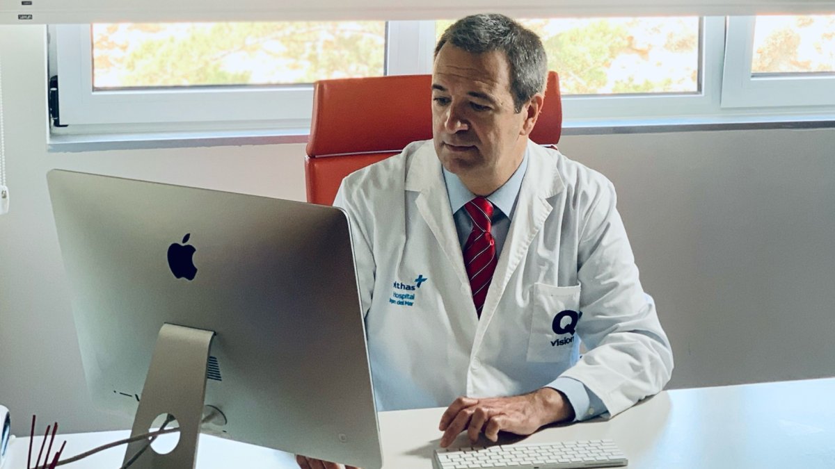 El Dr. Joaquín Fernández, en su consulta.