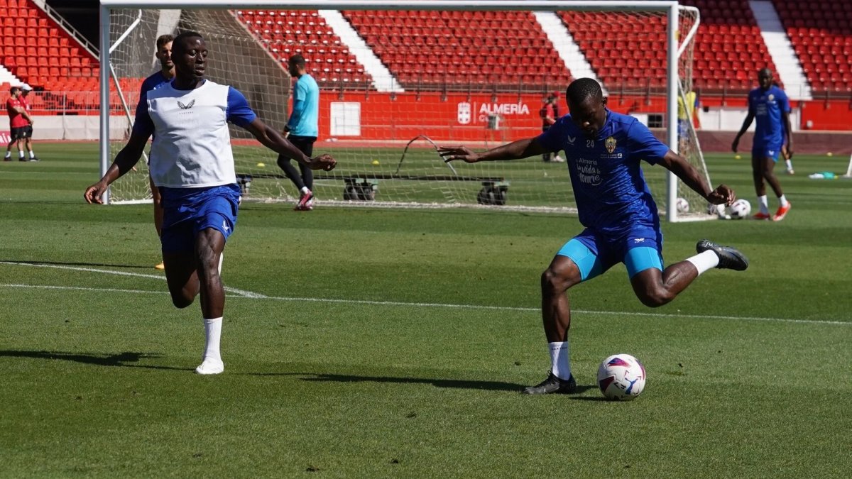 Lopy y Bruno Langa en un entrenamiento con el Almería.