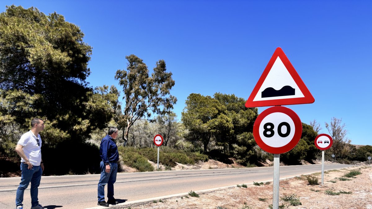 Alcalde y concejal de Obras y Servicios de Pulpí supervisando la nueva señalización.