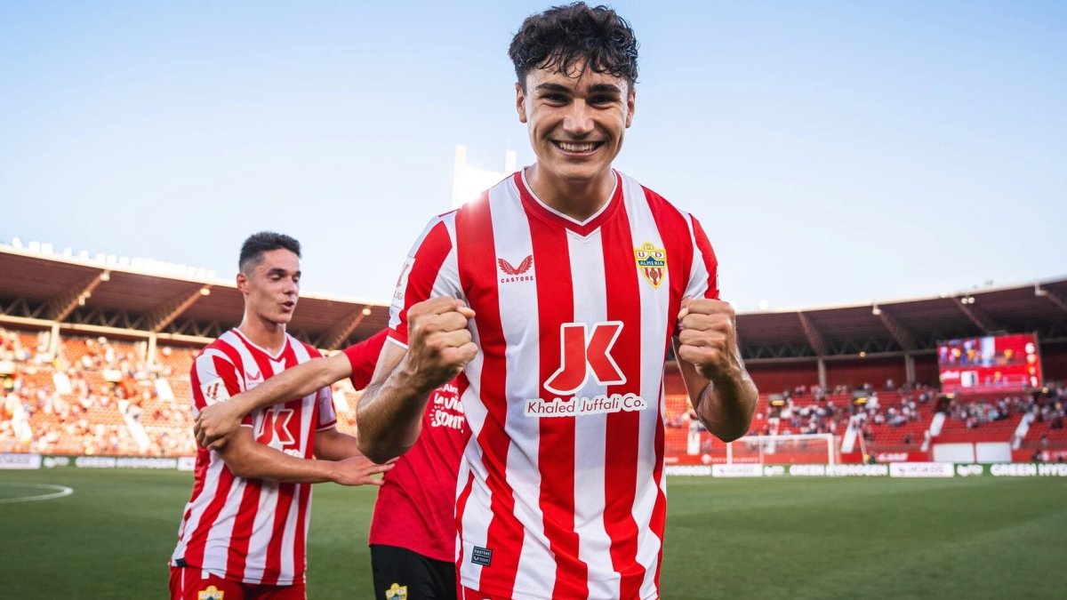Paco Sanz con cara de felicidad tras debutar en Primera División.
