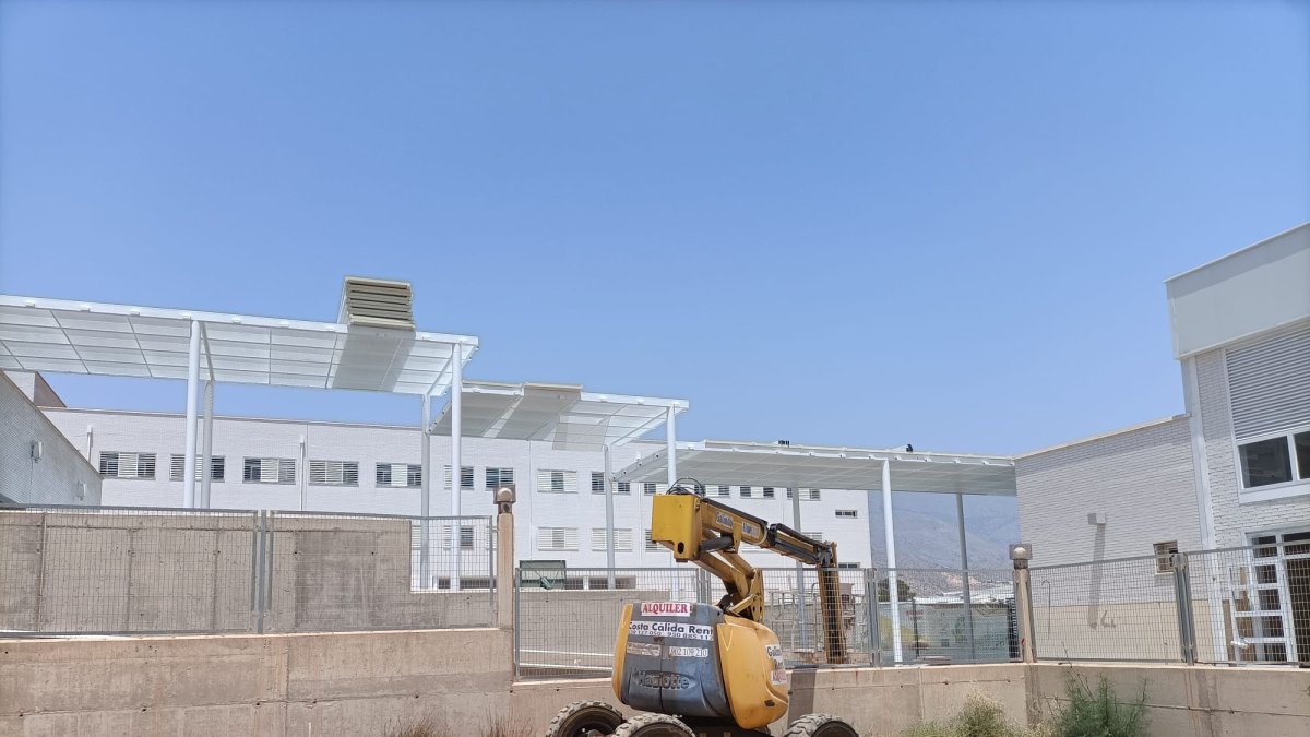 El suceso se ha producido durante la colocación de placas en el techado de este pasillo exterior.