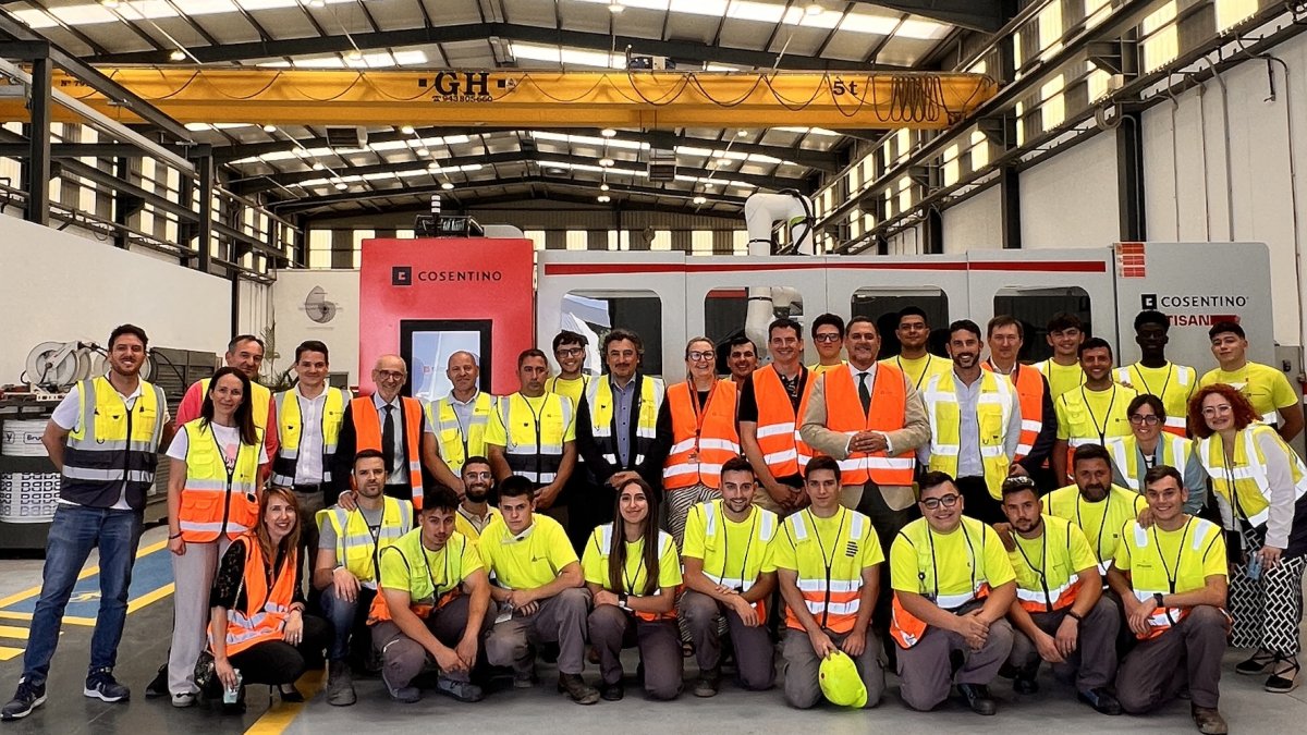 Fotografía de familia en las instalaciones de Cosentino.
