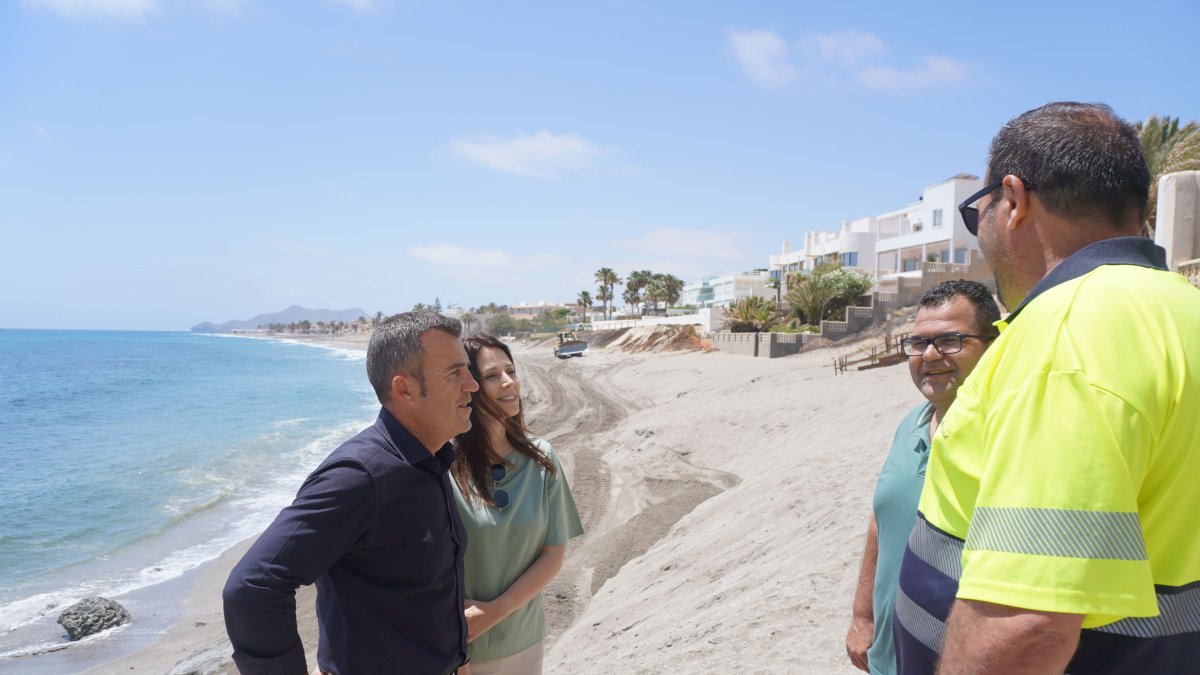 Alcalde y concejales en regeneración de la playa del Ancón.