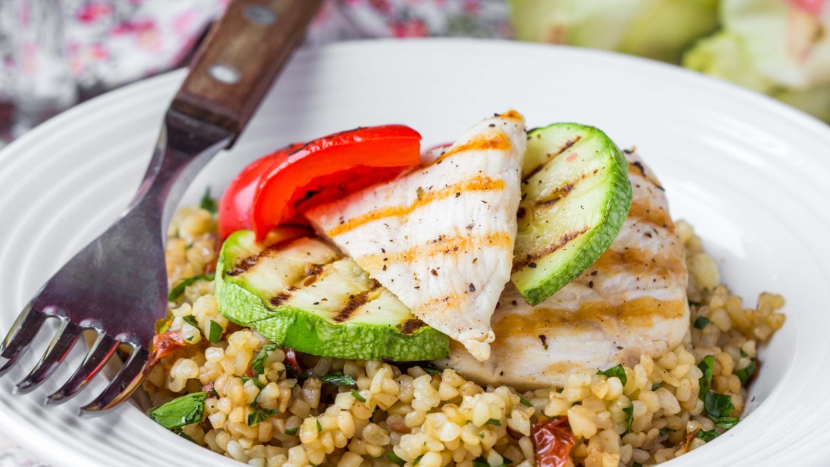 Quinoa con pollo y verduras. foto de Maria Lapina descargada en depositophotos.com