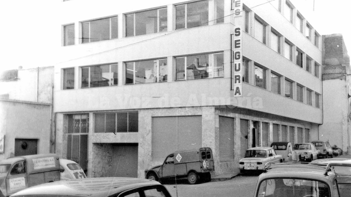 Edificio de Almacenes Segura en la calle Marín. Fue construido expresamente por Pablo Segura para dedicarlo a gran almacén de juguetes.