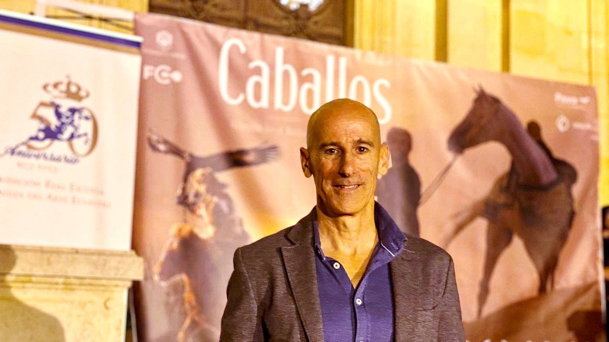 Alberto Redondo ante un cartel que promociona la película.