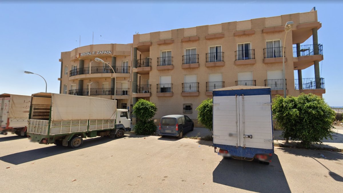Imagen del hostal que se va a habilitar en Adra para acoger a los inmigrantes.