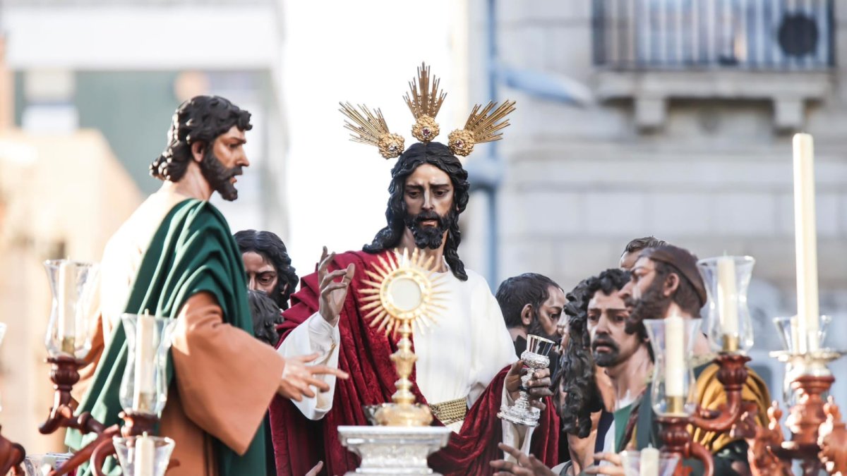 Imagen de archivo de la Santa Cena con el Santísimo en el altar de la Puerta de Purchena.