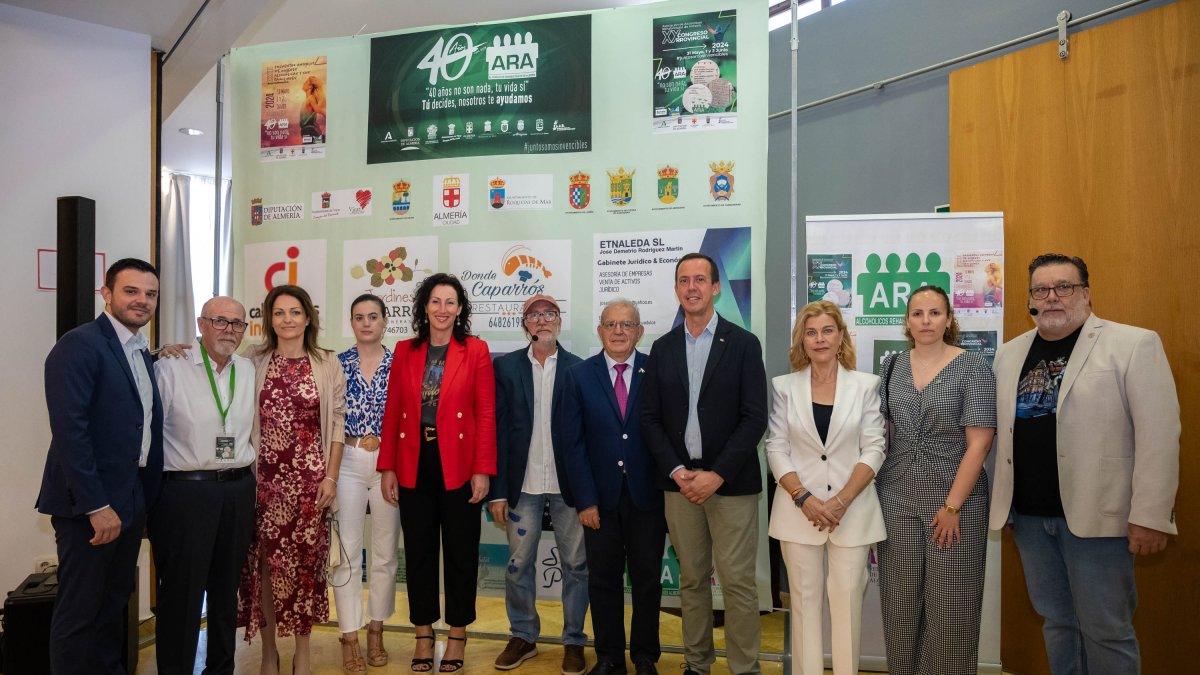 Foto de familia de los representantes de diversas instituciones públicas y asociaciones.