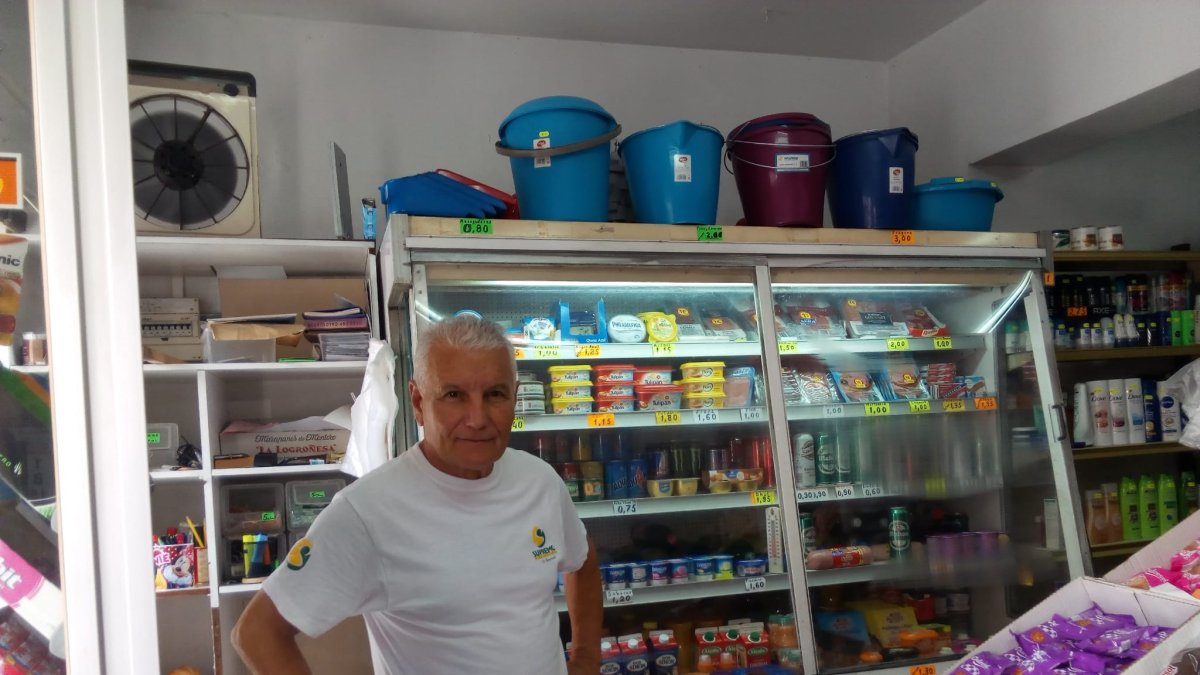 Luis, feliz en su tienda de El Zapillo.