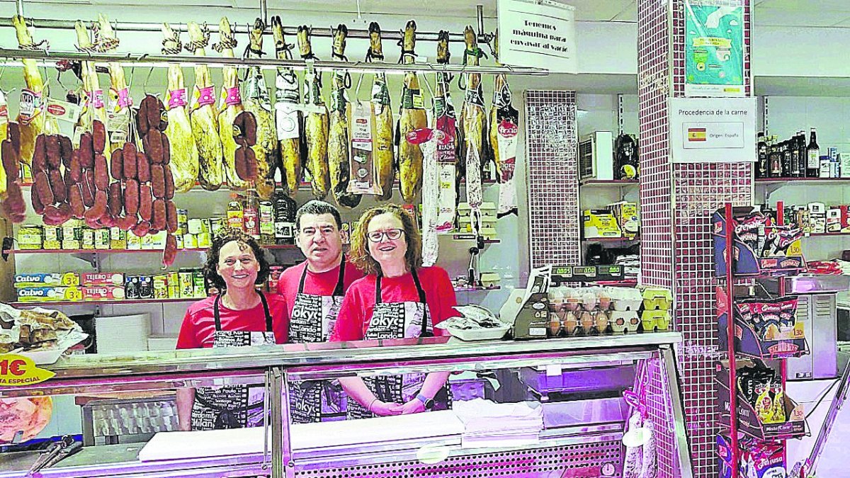 Carmen Molina y Toñi López, propietarias del negocio, junto a su empleado Gustavo Dakuzh.