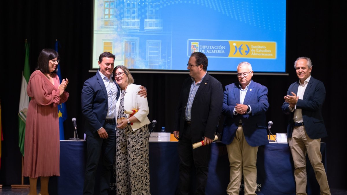 Los galardonados junto a Javier A. García, presidente de la Diputación de Almería.