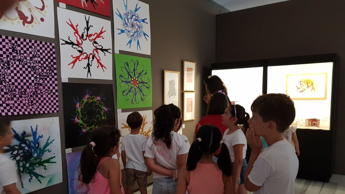 Desde edades tempranas visitar una exposición es una experiencia enriquecedora para toda la familia.