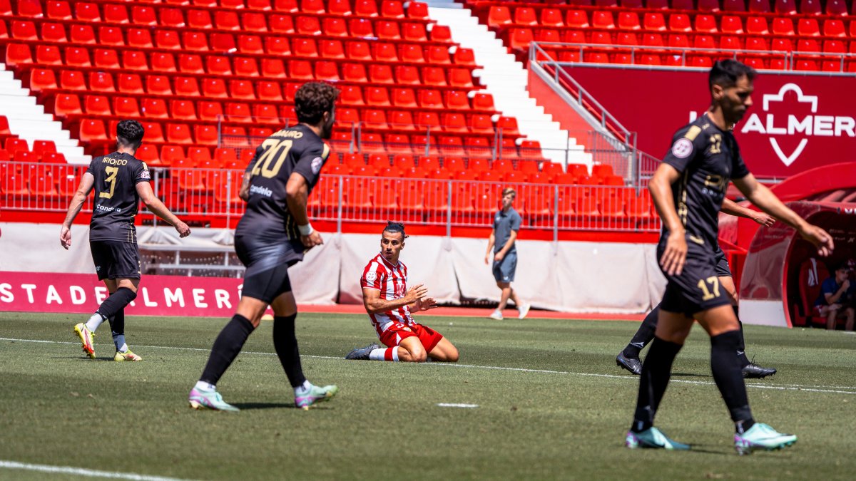 Aarón, que hizo un señor partido en el Estadio de los Juegos Mediterráneos, se desespera en una jugada del choque ante el Real Jaén.