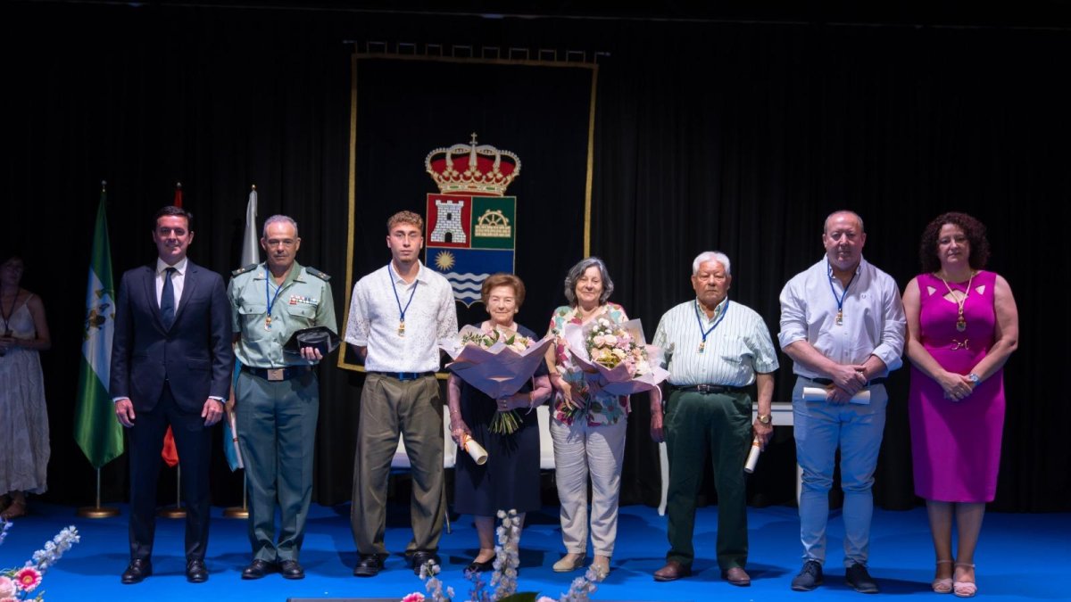 Foto de familia de los homenajeados, junto con las autoridades políticas..