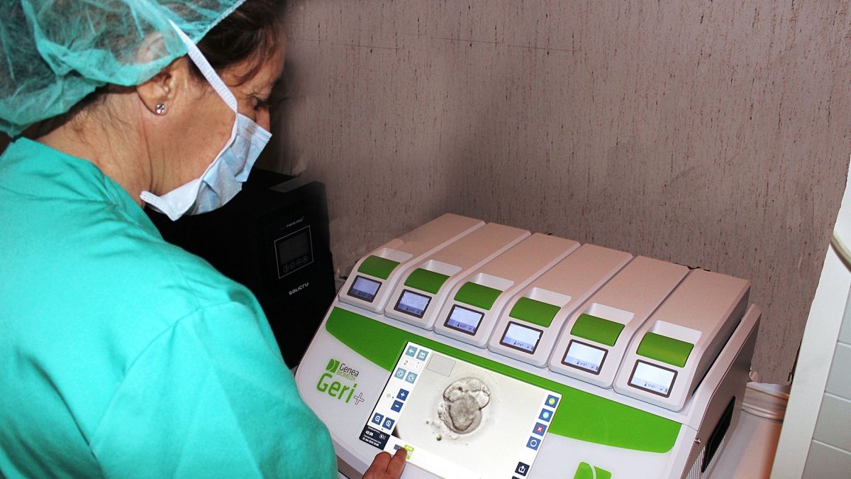 Máquina para la congelación de óvulos. Foto de archivo.