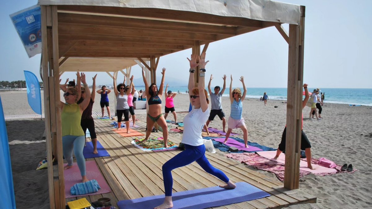 Práctica del yoga durante una jornada de domingo en 'Mis playas de invierno'.