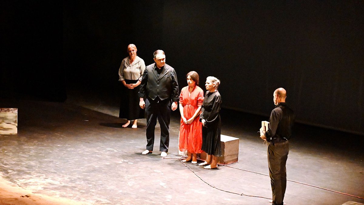 Una de las escenas de 'Bodas de sangre' de la Escuela Municipal de Teatro de Roquetas.