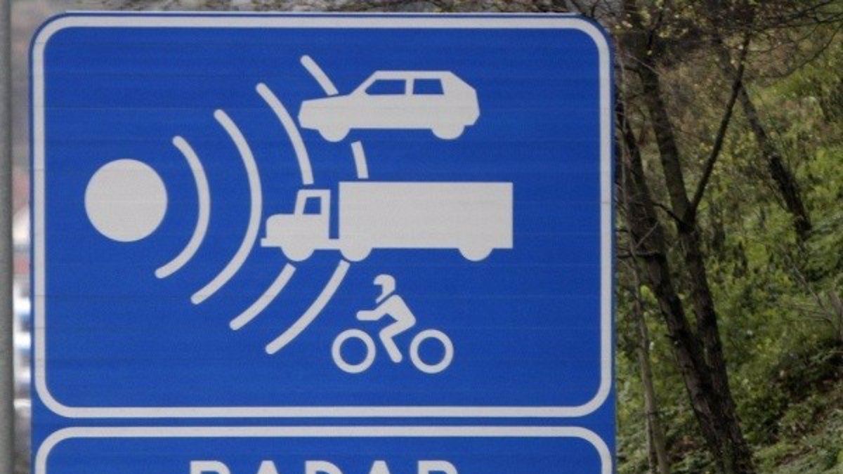 Cartel que anuncia un radar en una autovía.