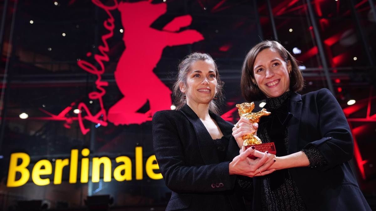 María Zamora (Izd.) y Carla Simón, recogiendo el Oso de Oro de la Berlinale.