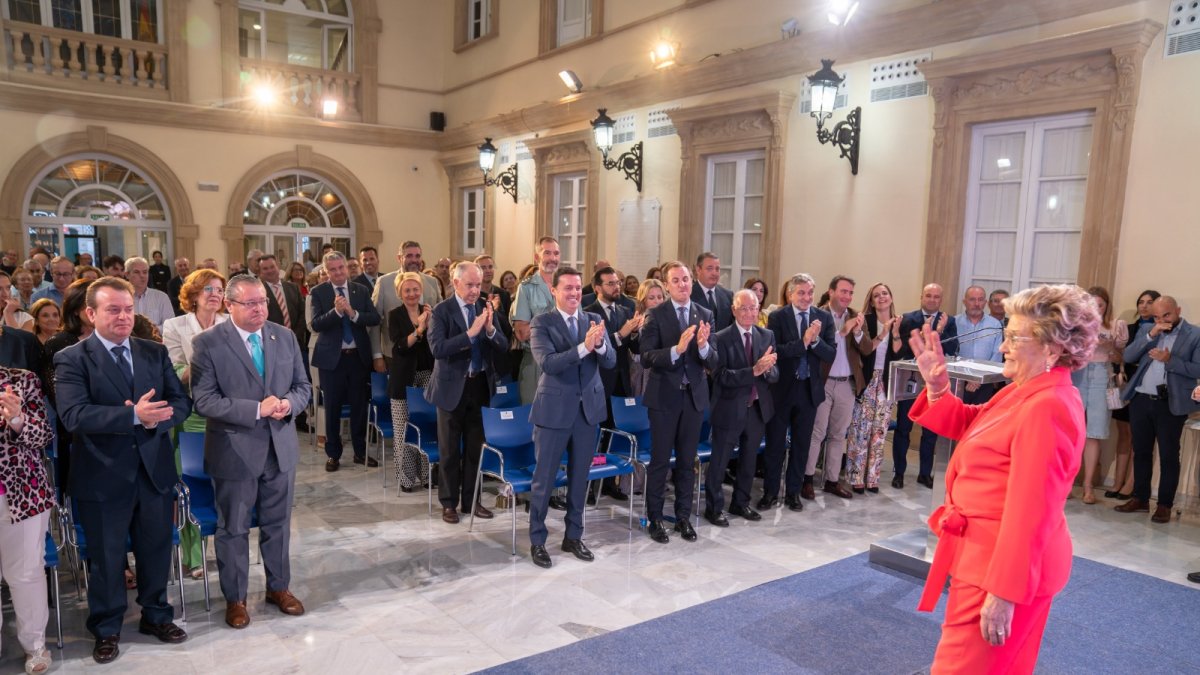 Manola Baraza, genio y figura, agradeciendo desde el estrado la distinción recibida por la Diputación.