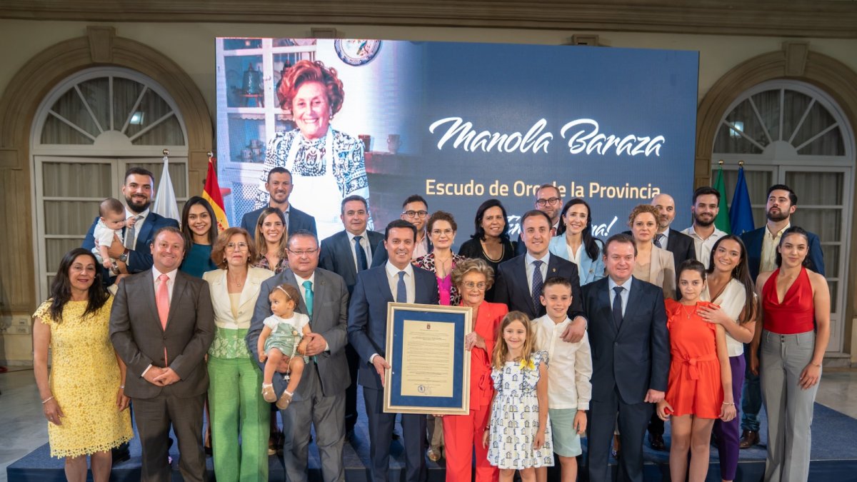 Manola Baraza en la fotografía de familia después de recibir el Escudo de Oro de la Provincia.