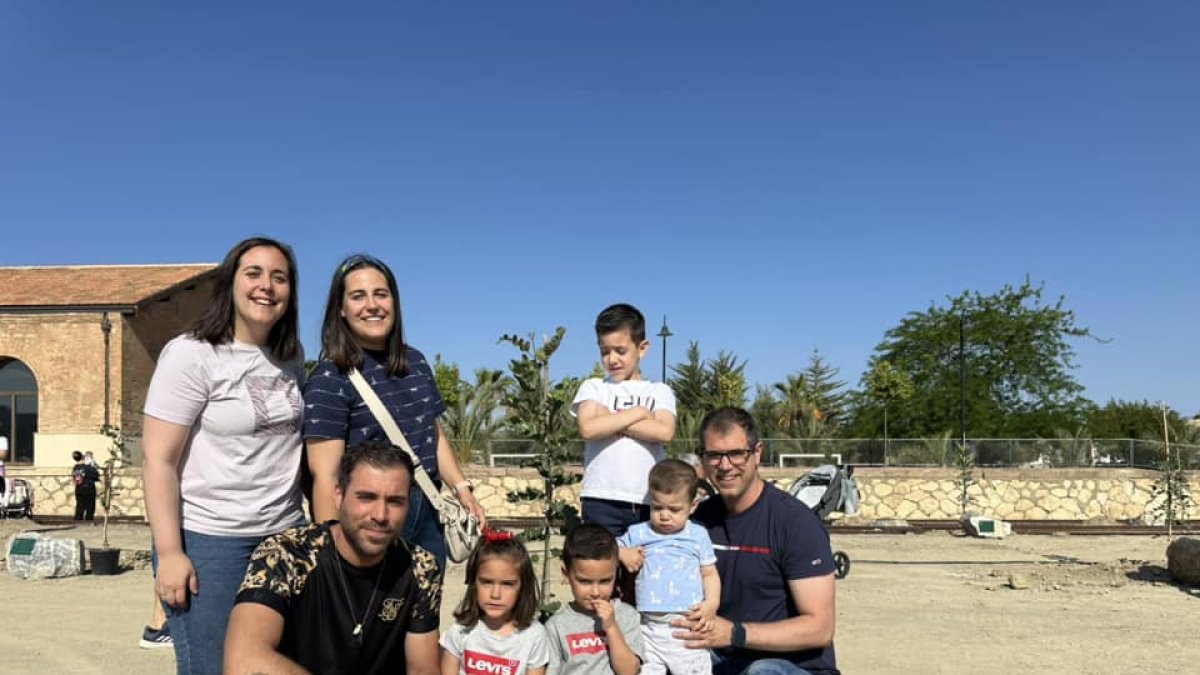 Los más pequeños del municipio bautizan los nuevos árboles.