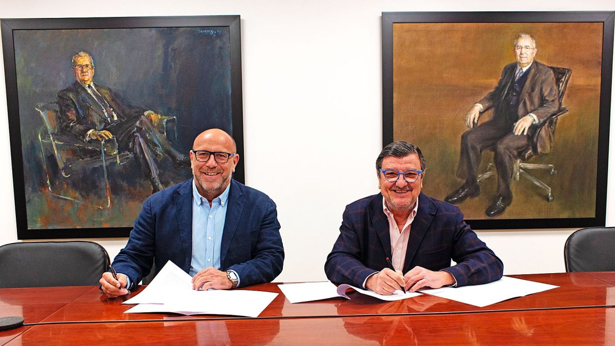 Momento de la firma en la sede de Primaflor (Pulpí).