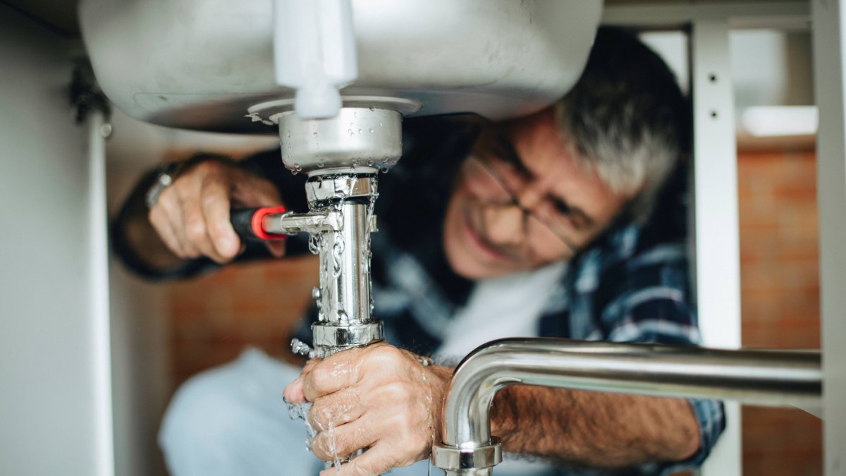 El control de fugas es una medida importante para ahorrar agua.