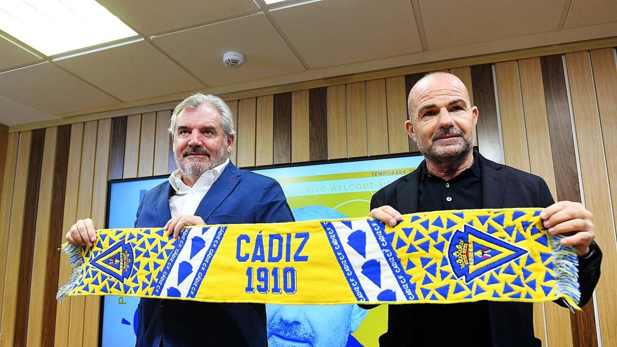 El presidente del Cádiz con su nuevo entrenador, Paco López.