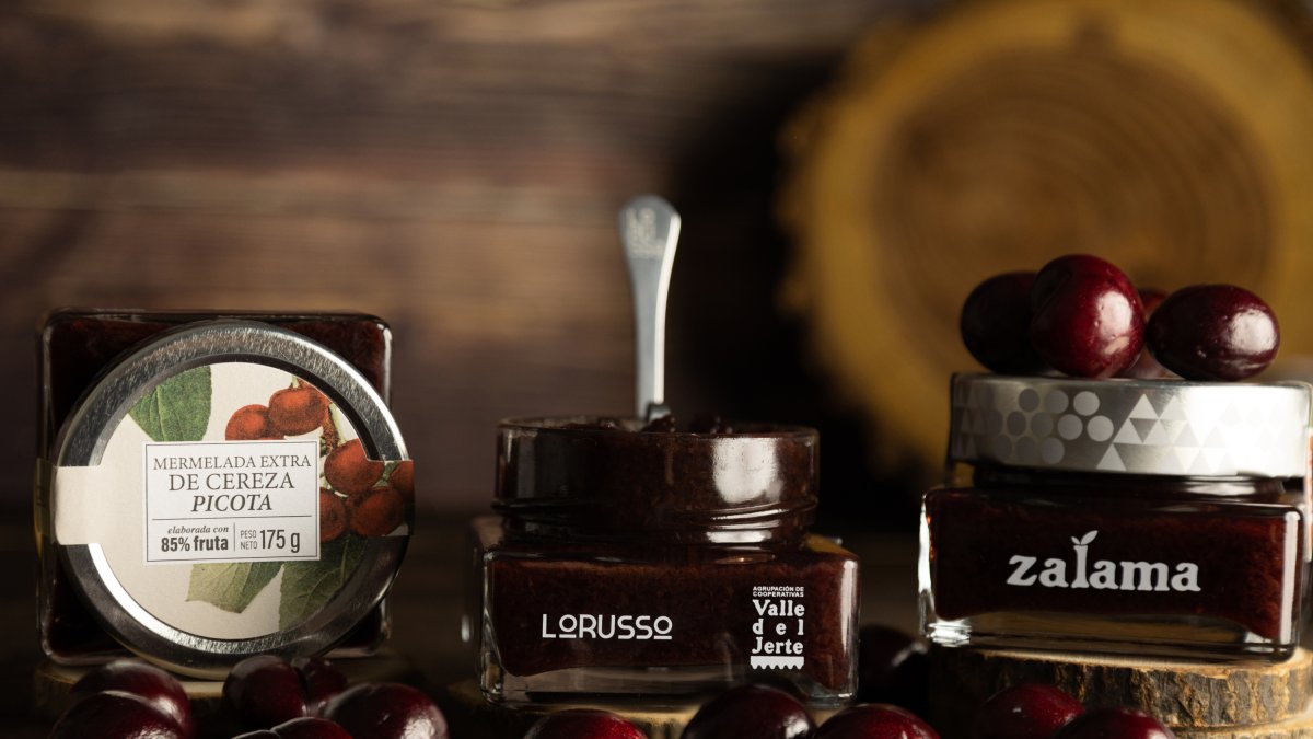 Presentación de la novedosa mermelada de cereza.