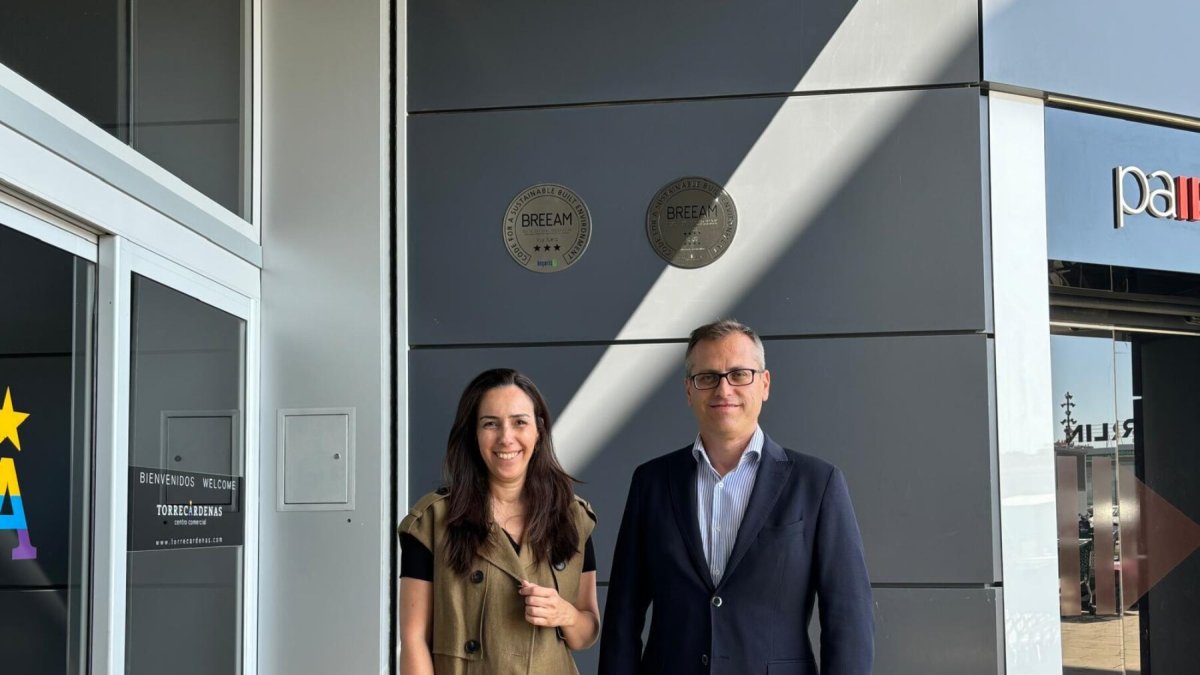 Nadia Fernandes, gerente del Centro Comercial Torrecárdenas, y Antonio Urdiales Matilla, concejal delegado de área de Sostenibilidad Medioambienta