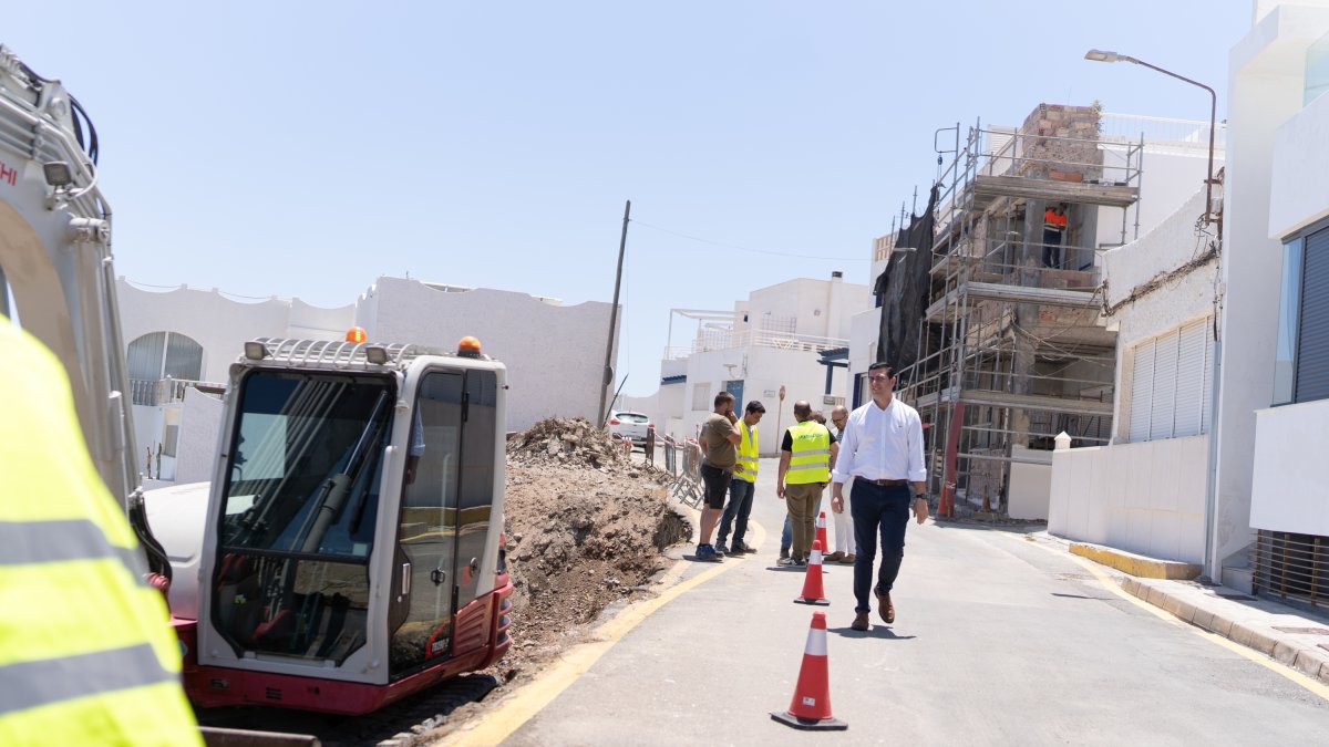 El alcalde de Níjar, Francisco José Garrido, visita la obra en San José.