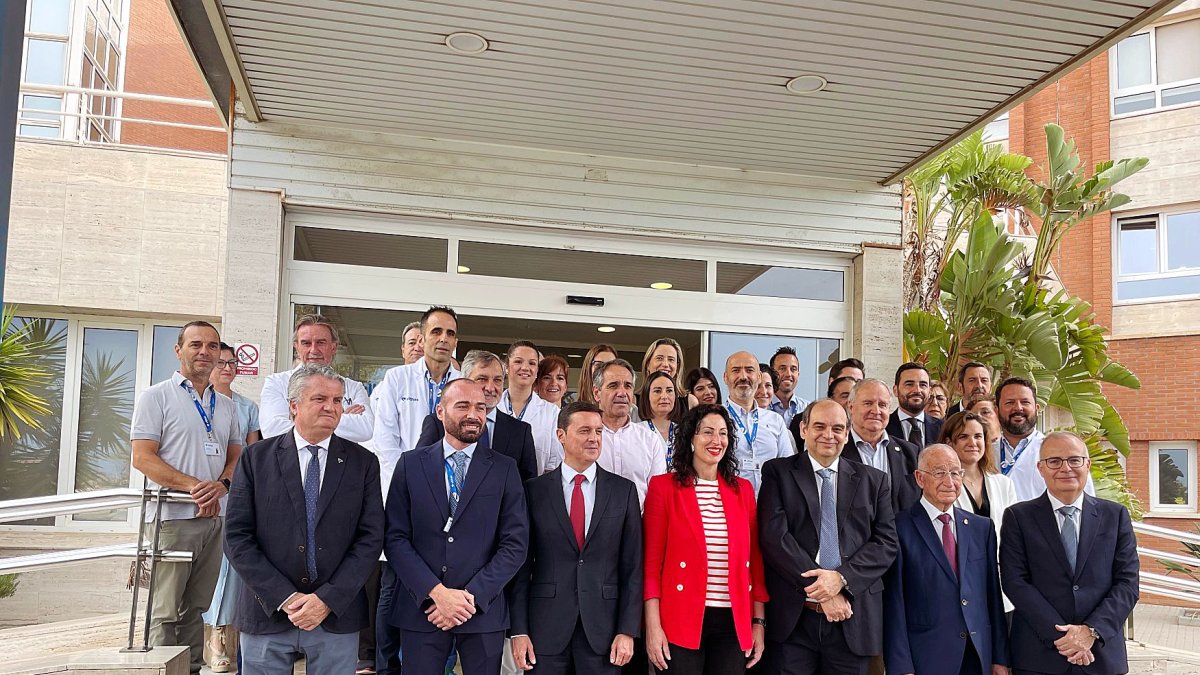 Autoridades que han asistido al doble acto del Hospital Vithas Virgen del Mar.