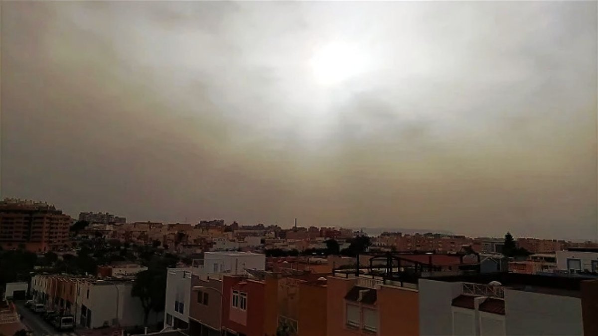 Imagen de archivo de un reciente episodio de calima en Almería.