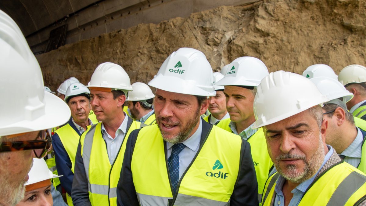 En el centro, el ministro Óscar Puente, junto al túnel de Viator.