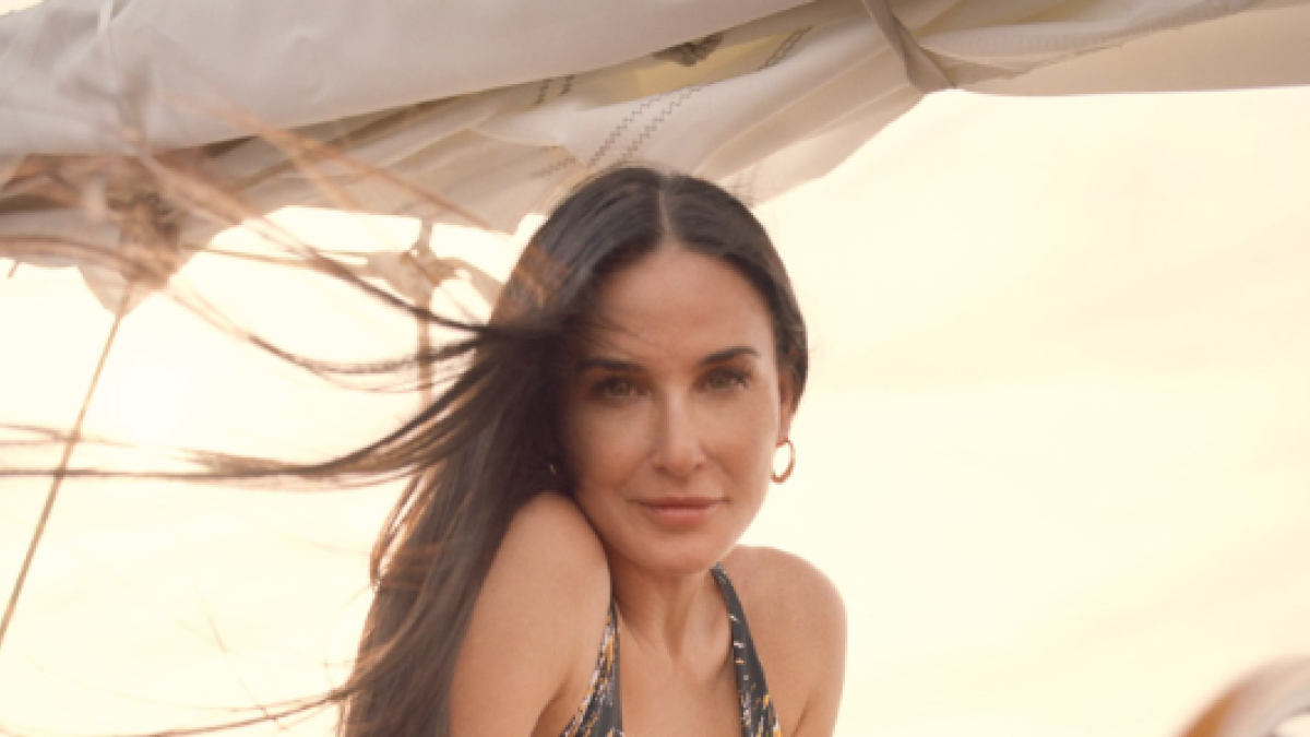 Demi Moore posando en bikini